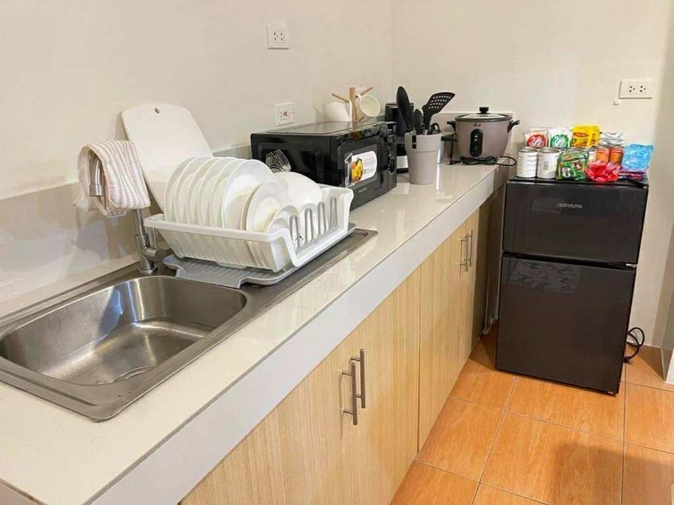 Kitchen or kitchenette, minibar