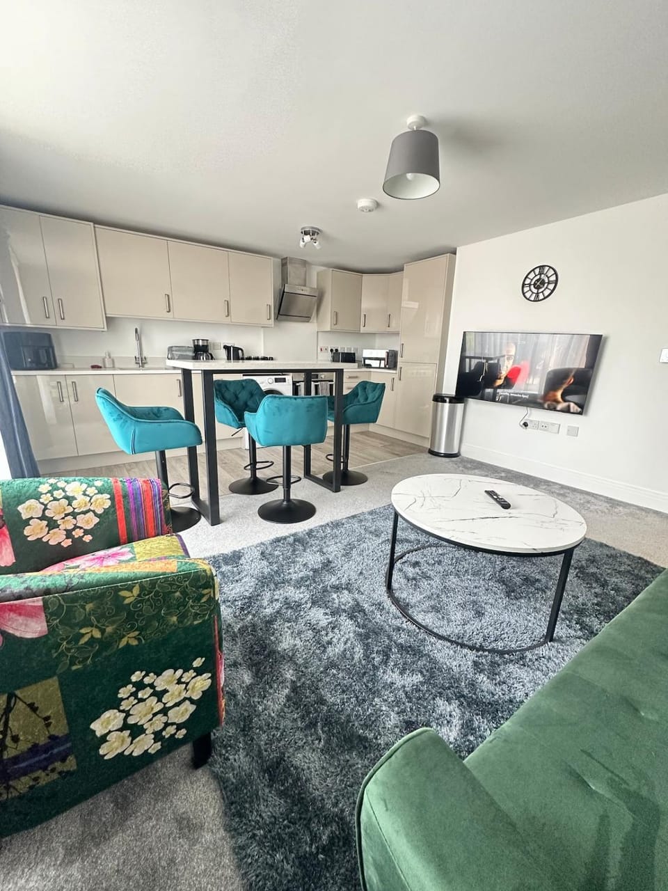 Kitchen or kitchenette, Living room, Seating area, Dining area, stove