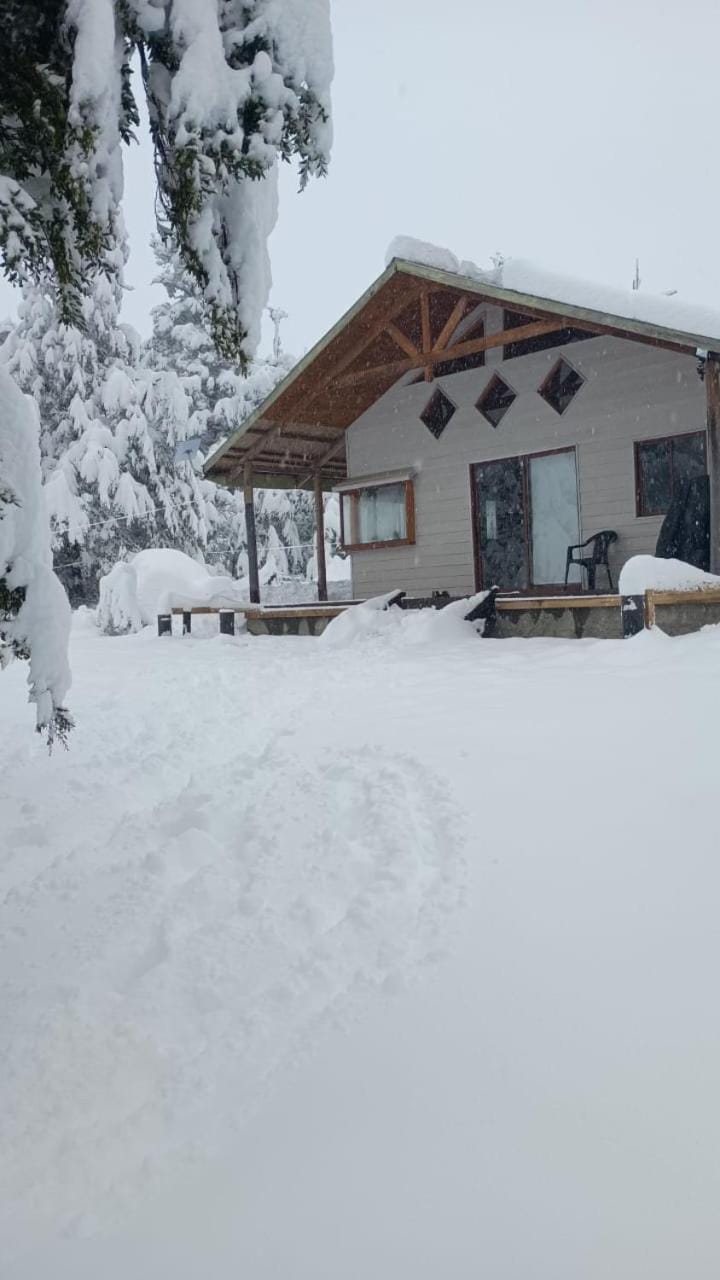 Cabaña nieve, tinaja y vista al volcan House in Araucania, Chile
