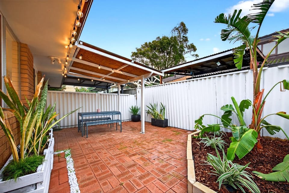 Bright 2-Bed Unit Near Scarborough Beach Apartment in Perth