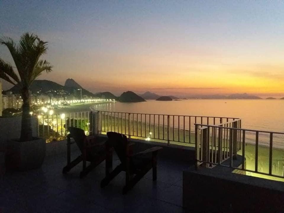 Beautiful terrace facing the beach of Copacabana Apartment in Rio de Janeiro