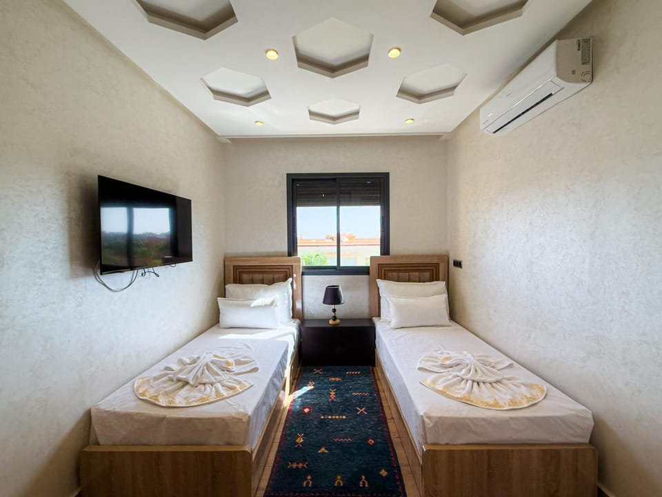 Bed, TV and multimedia, Bedroom, towels, air conditioner