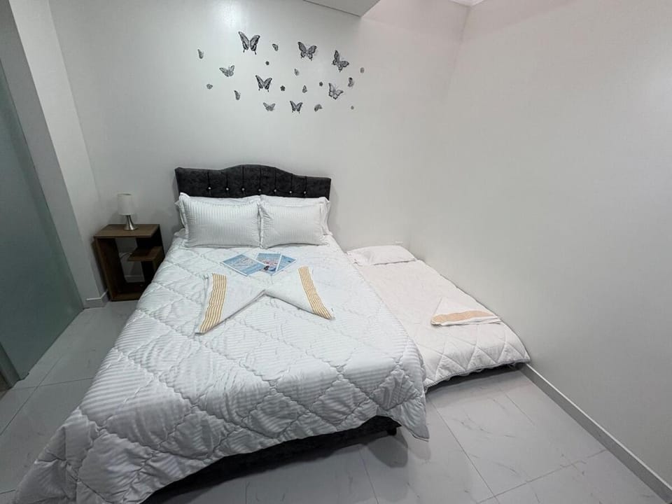 Bed, towels