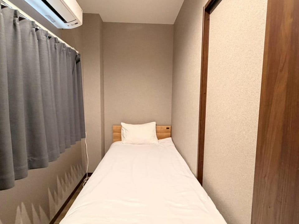 Bed, Photo of the whole room, Bedroom, air conditioner