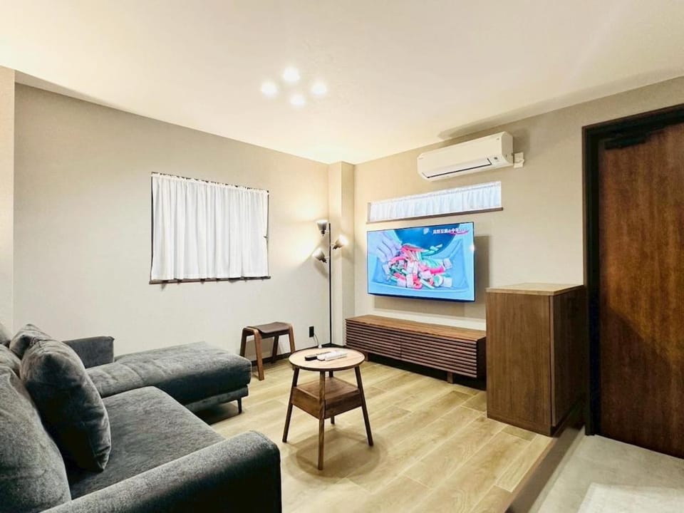 TV and multimedia, Living room, Seating area, On site, air conditioner
