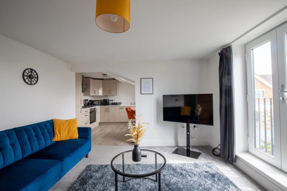 Modern 2 Bedroom First Floor Apartment, Free Parking, Woking Apartment in England