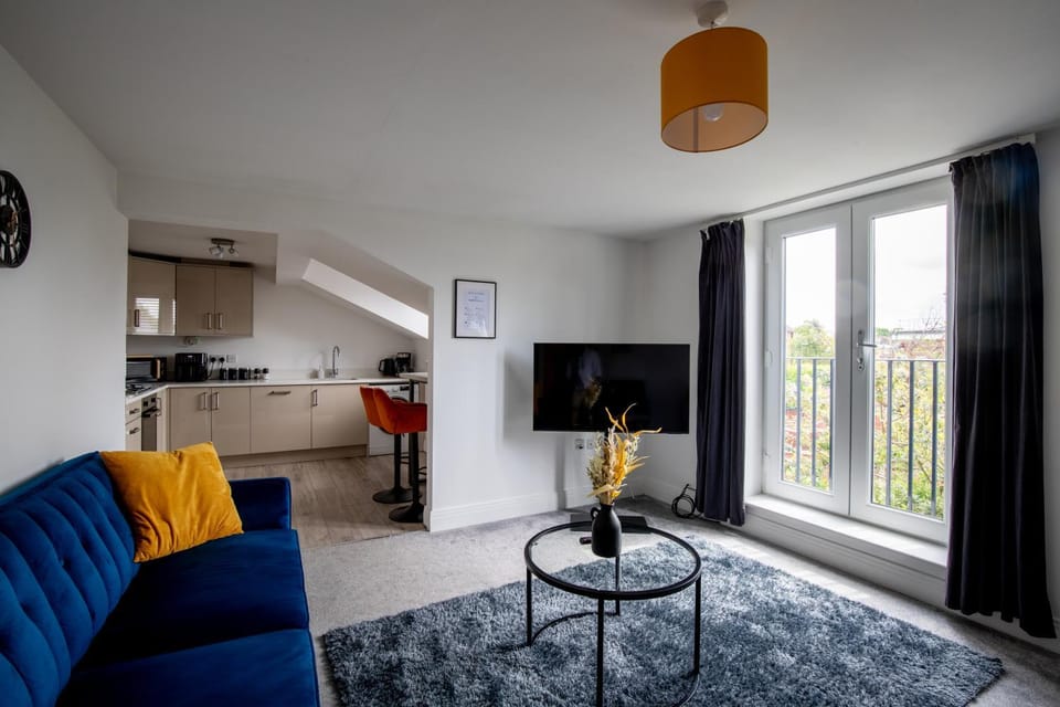 Modern 2 Bedroom First Floor Apartment, Free Parking, Woking Apartment in England