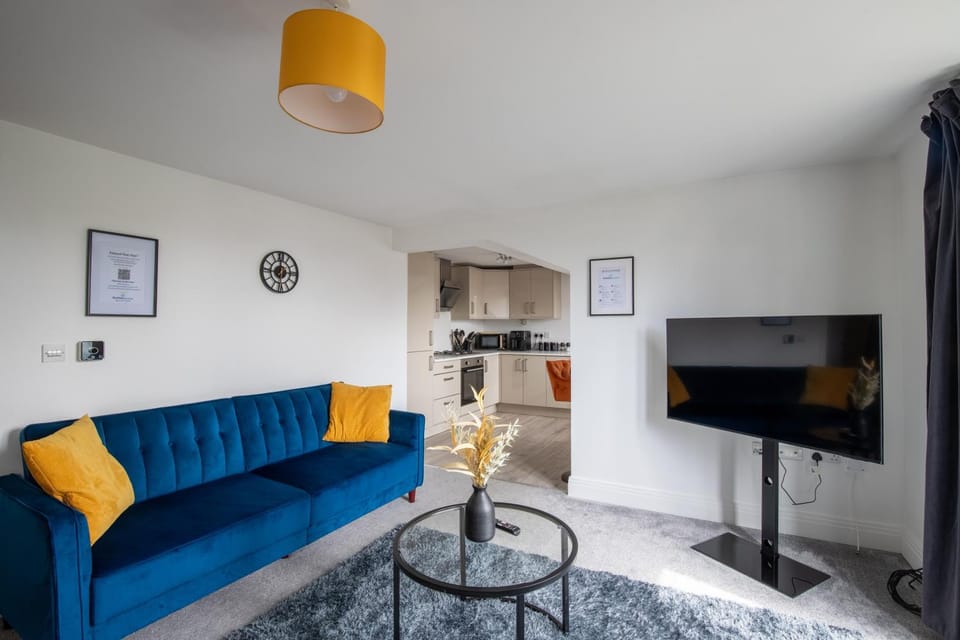 Modern 2 Bedroom First Floor Apartment, Free Parking, Woking Apartment in England