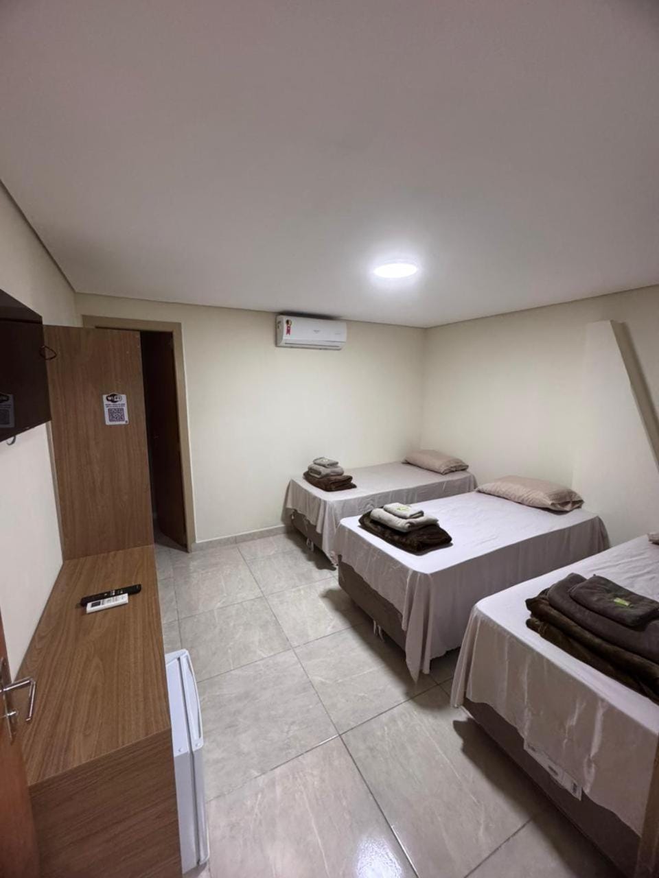 Bed, TV and multimedia, Photo of the whole room, Bedroom, air conditioner
