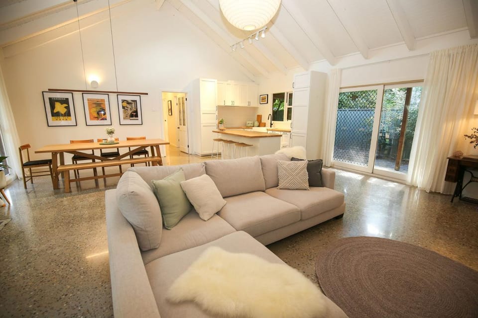 Kitchen or kitchenette, Living room, Seating area, Dining area, fireplace, heating, stove, air conditioner