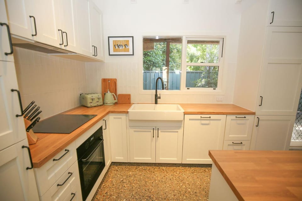 Coffee/tea facilities, Kitchen or kitchenette, dishwasher, heating, microwave, oven, stove, toaster, air conditioner