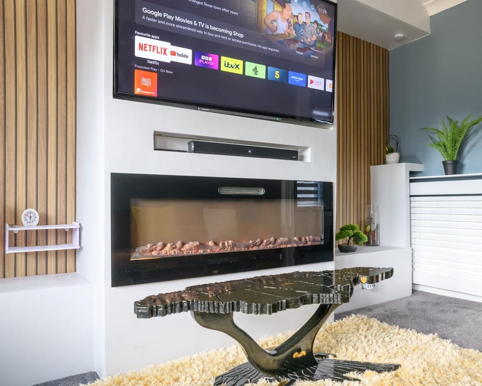 The Whitehouse M6, Junction 10 With Parking House in Walsall