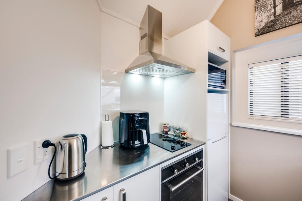 Coffee/tea facilities, Kitchen or kitchenette, dishwasher, oven, stove, toaster