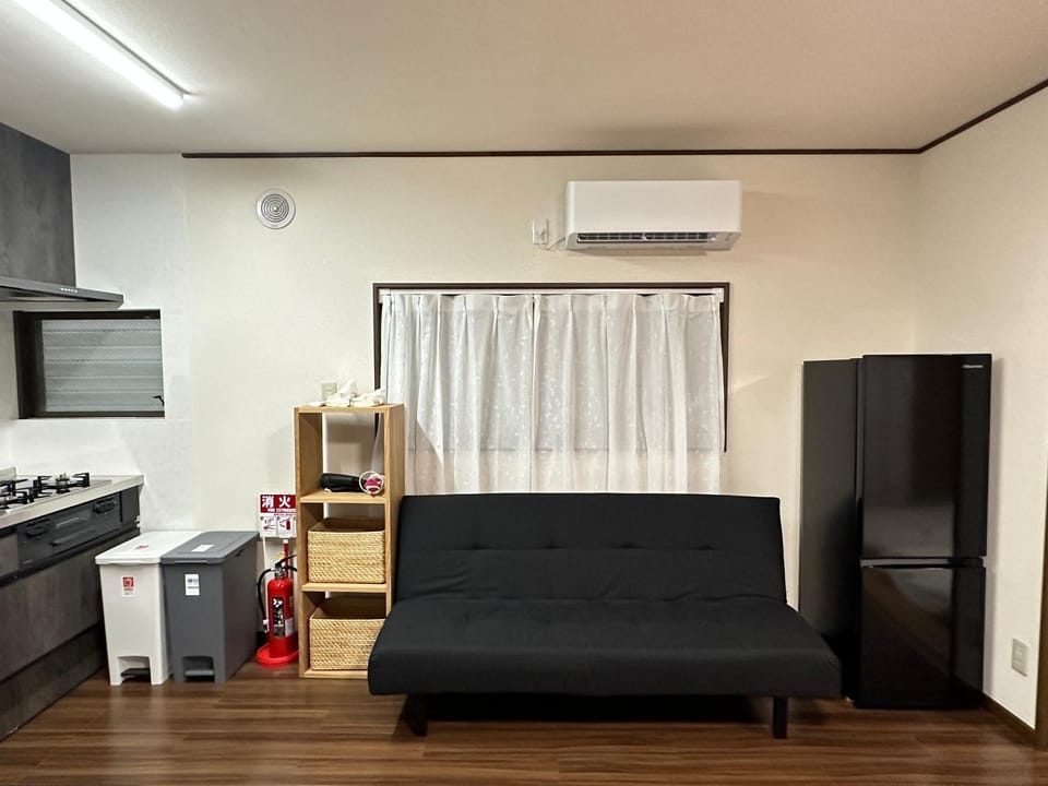 Kitchen or kitchenette, Living room, minibar, air conditioner