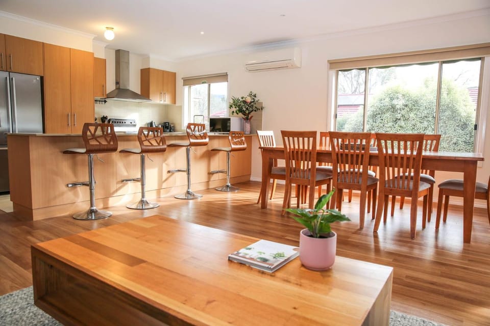 Coffee/tea facilities, Kitchen or kitchenette, Living room, Seating area, Dining area, dishwasher, heating, microwave, oven, pet friendly, stove, toaster, air conditioner