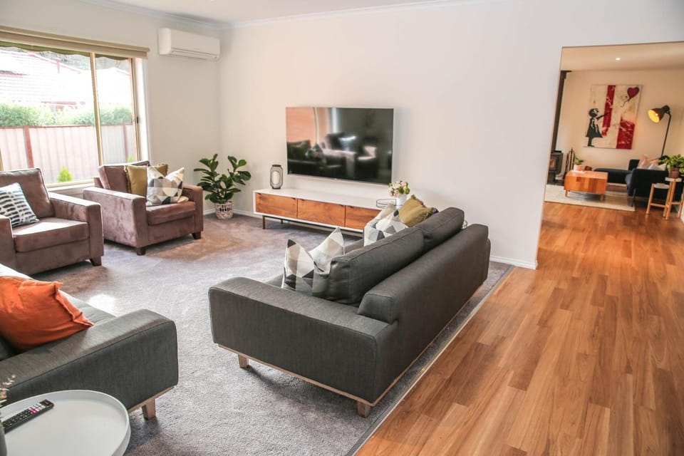 TV and multimedia, Living room, Seating area, Evening entertainment, heating, air conditioner
