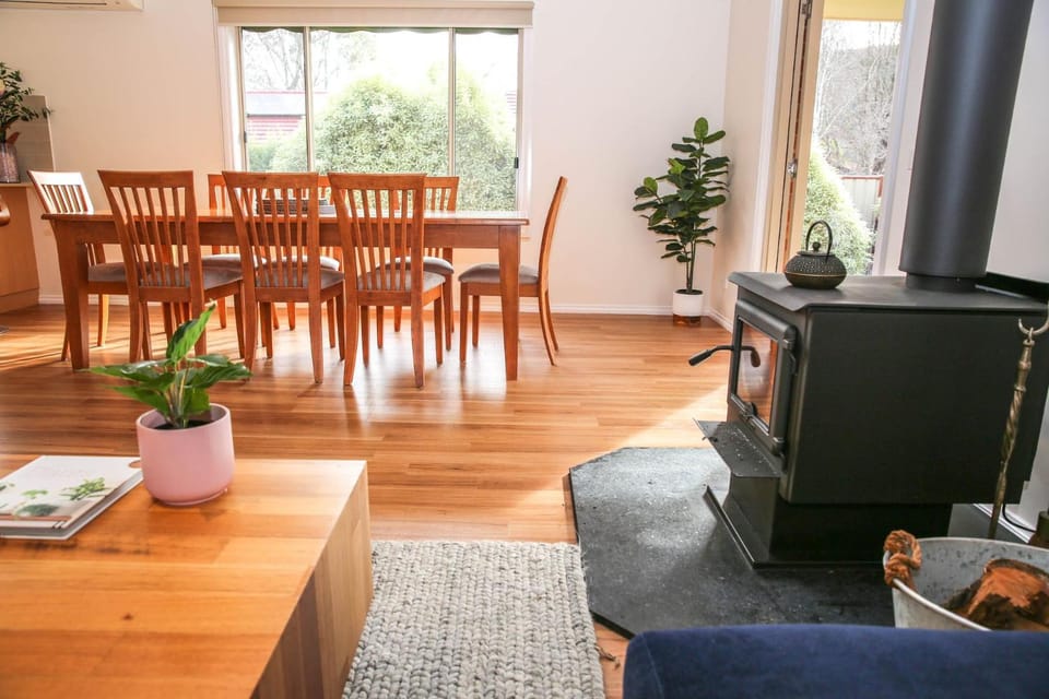 TV and multimedia, Living room, Seating area, Dining area, fireplace, fireplace, heating, air conditioner