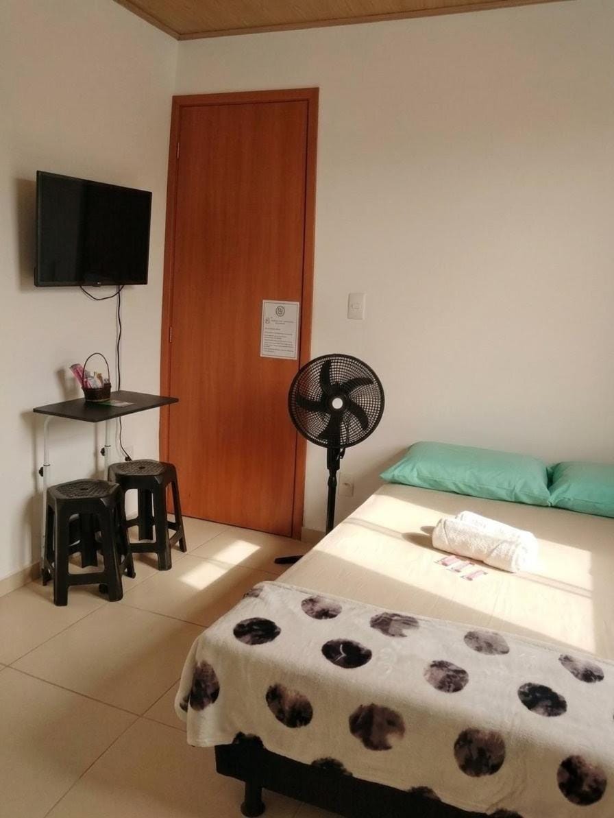 Shower, Bed, Bathroom, TV and multimedia, Photo of the whole room, Bedroom, towels