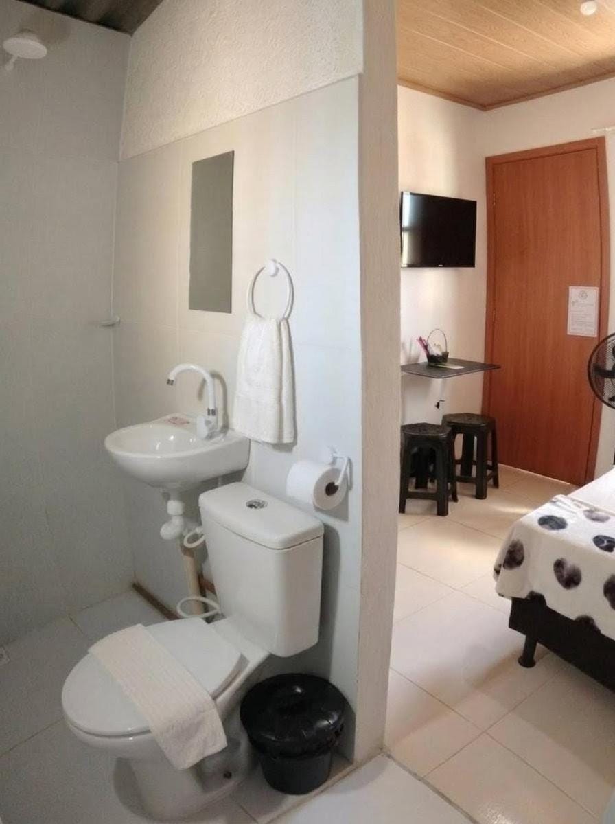 Bed, Bathroom, TV and multimedia, Photo of the whole room, Bedroom, towels