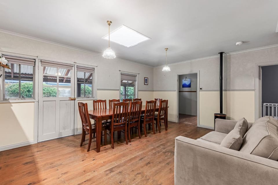 Seating area, Dining area
