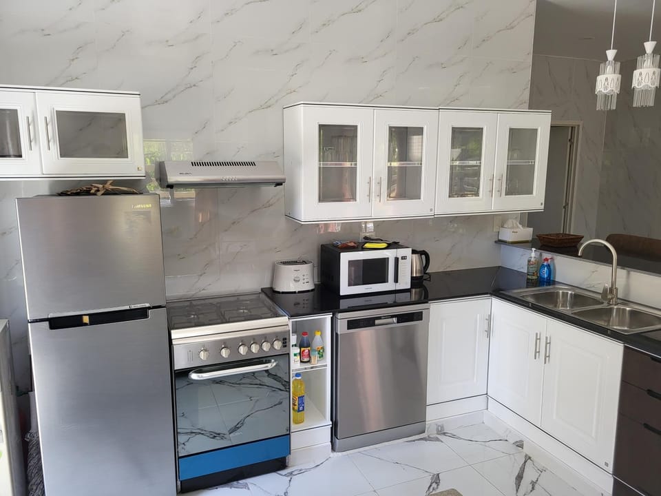 Coffee/tea facilities, Kitchen or kitchenette, dishwasher, furniture, internet, oven, pet friendly, room service, stove, toaster, kitchen, air conditioner