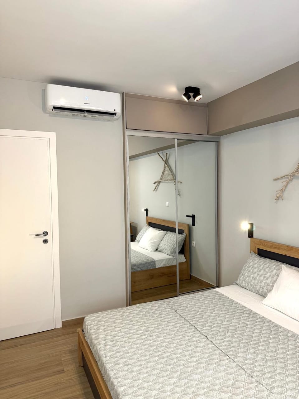 Bed, Photo of the whole room, Bedroom, air conditioner