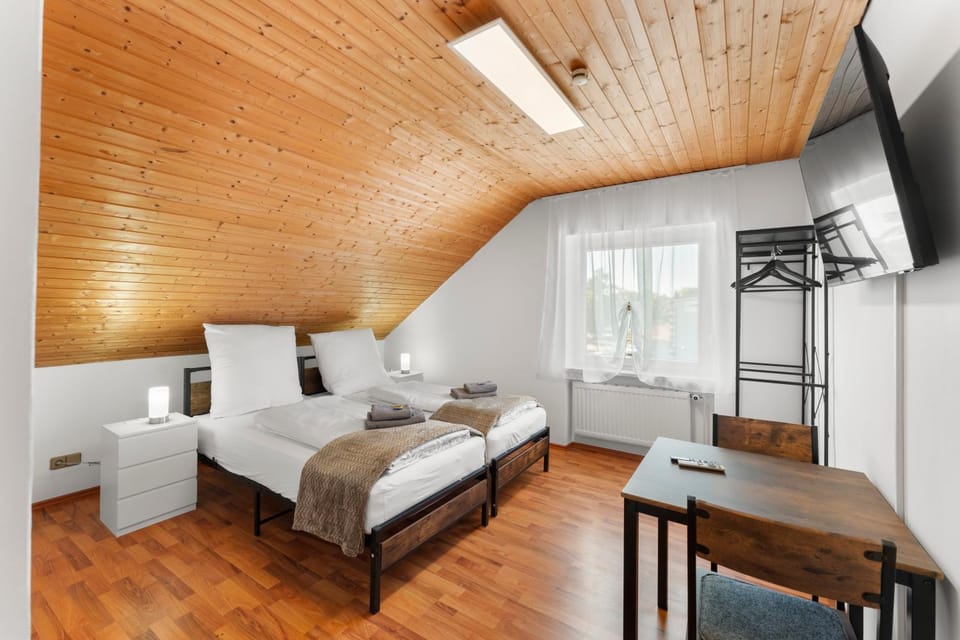 Bed, TV and multimedia, Bedroom