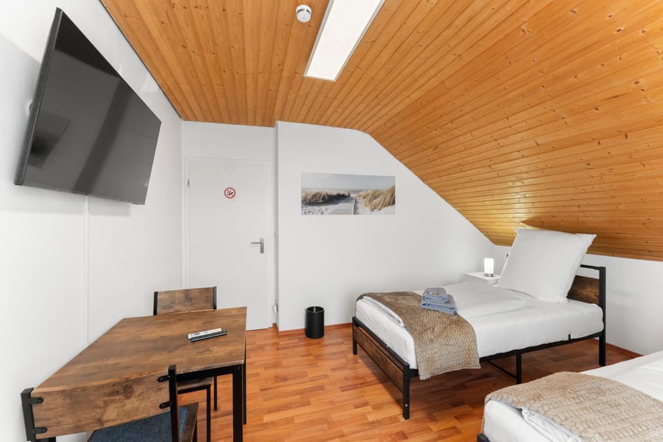 Bed, TV and multimedia, Bedroom
