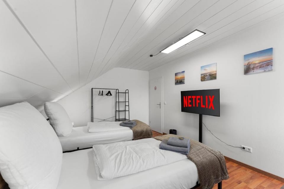 Bed, TV and multimedia, Photo of the whole room, Bedroom