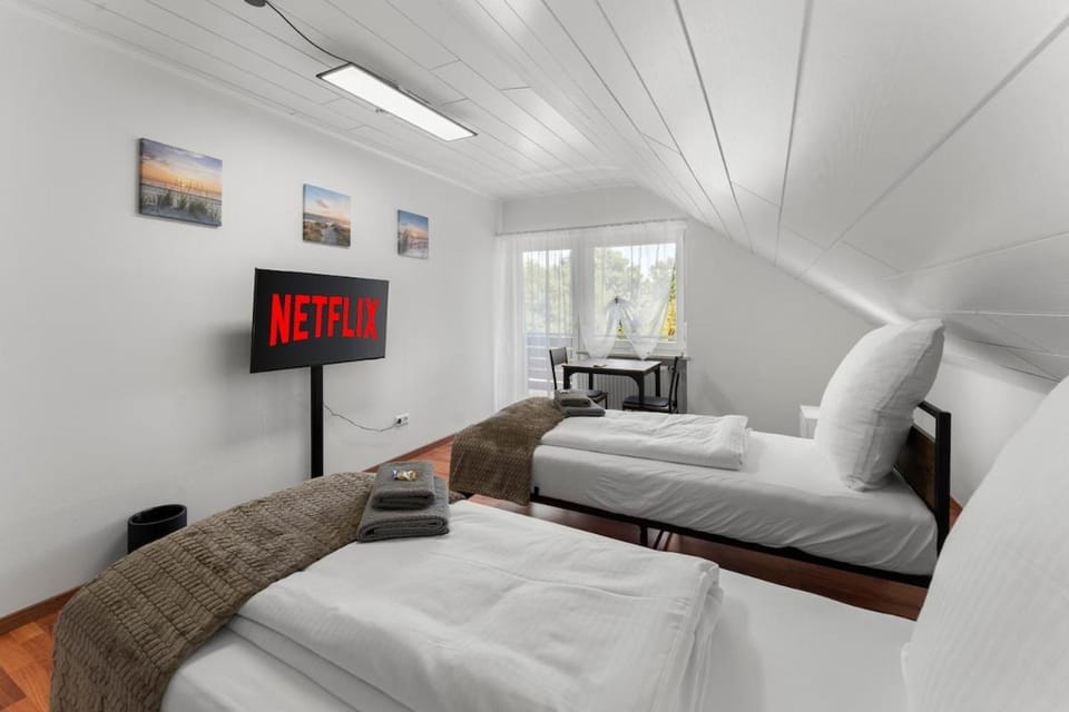 Bed, TV and multimedia, Photo of the whole room, Bedroom