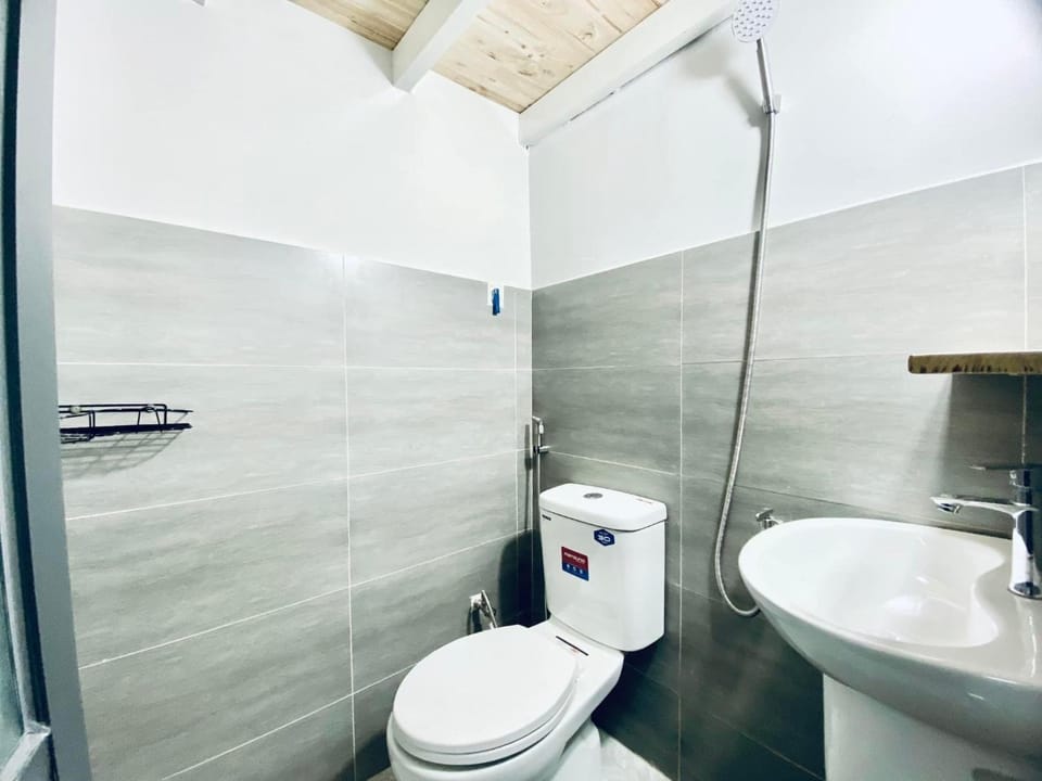 Shower, Toilet