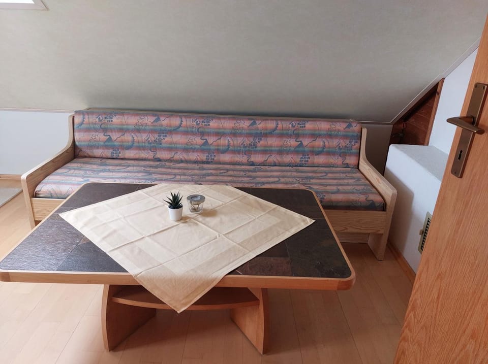 Seating area, Dining area
