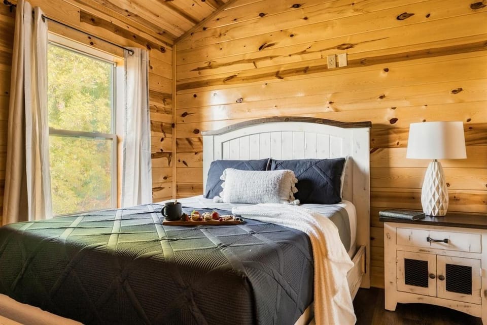 Smokies Sanctuary - Smoky Mtn A-Frame Hot Tub Mountain Views Firepit Chalet in Pigeon Forge