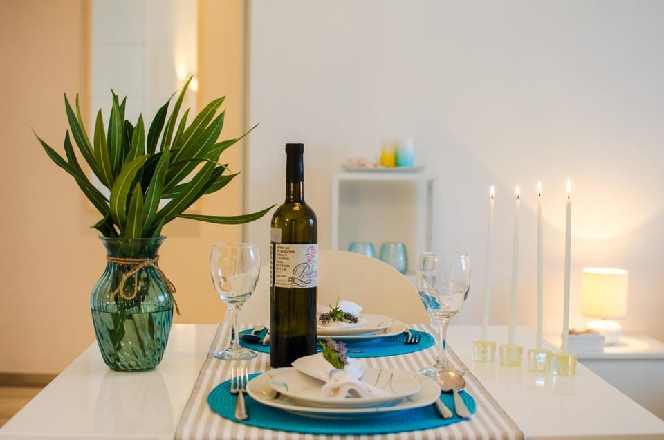 Decorative detail, Dining area, Food, Drinks