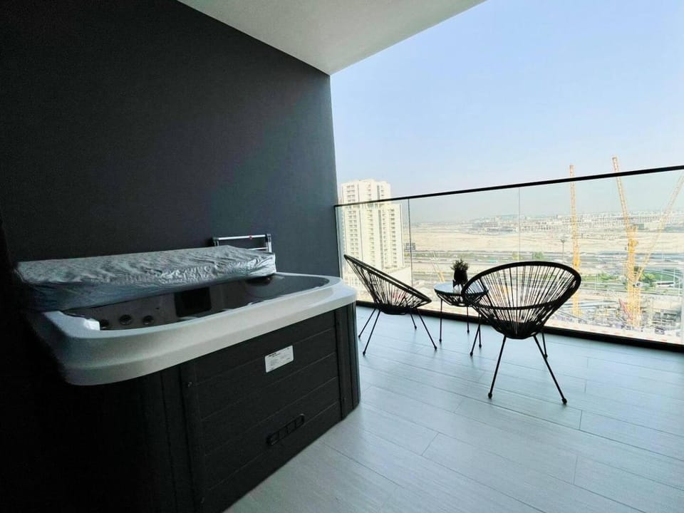 Luxe Studio Retreat Jacuzzi Parking, Pool & Gym Apartment in Dubai