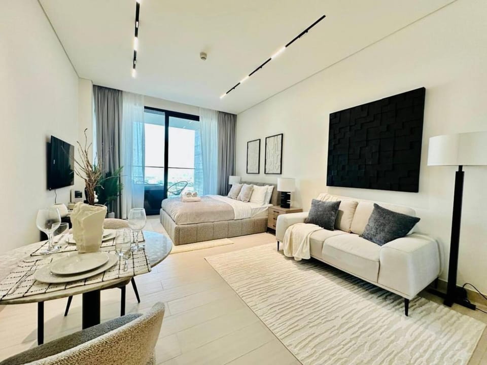 Luxe Studio Retreat Jacuzzi Parking, Pool & Gym Apartment in Dubai