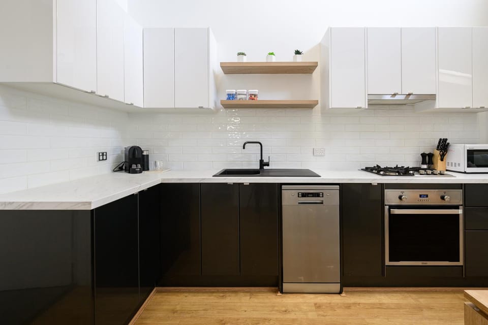 Coffee/tea facilities, oven, stove, kitchen