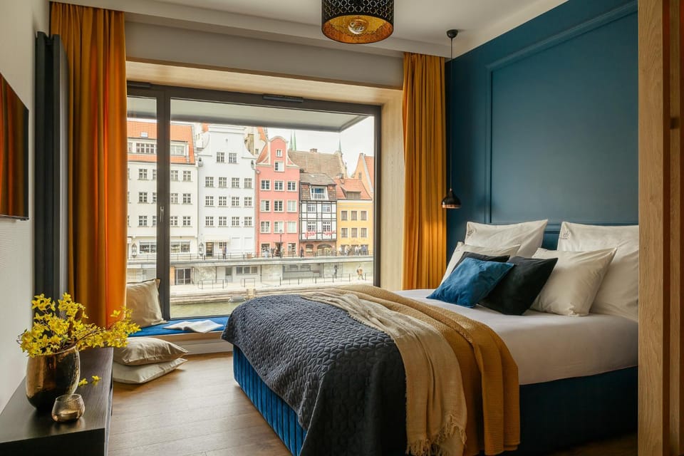 Bed, TV and multimedia, View (from property/room), Photo of the whole room, City view, River view