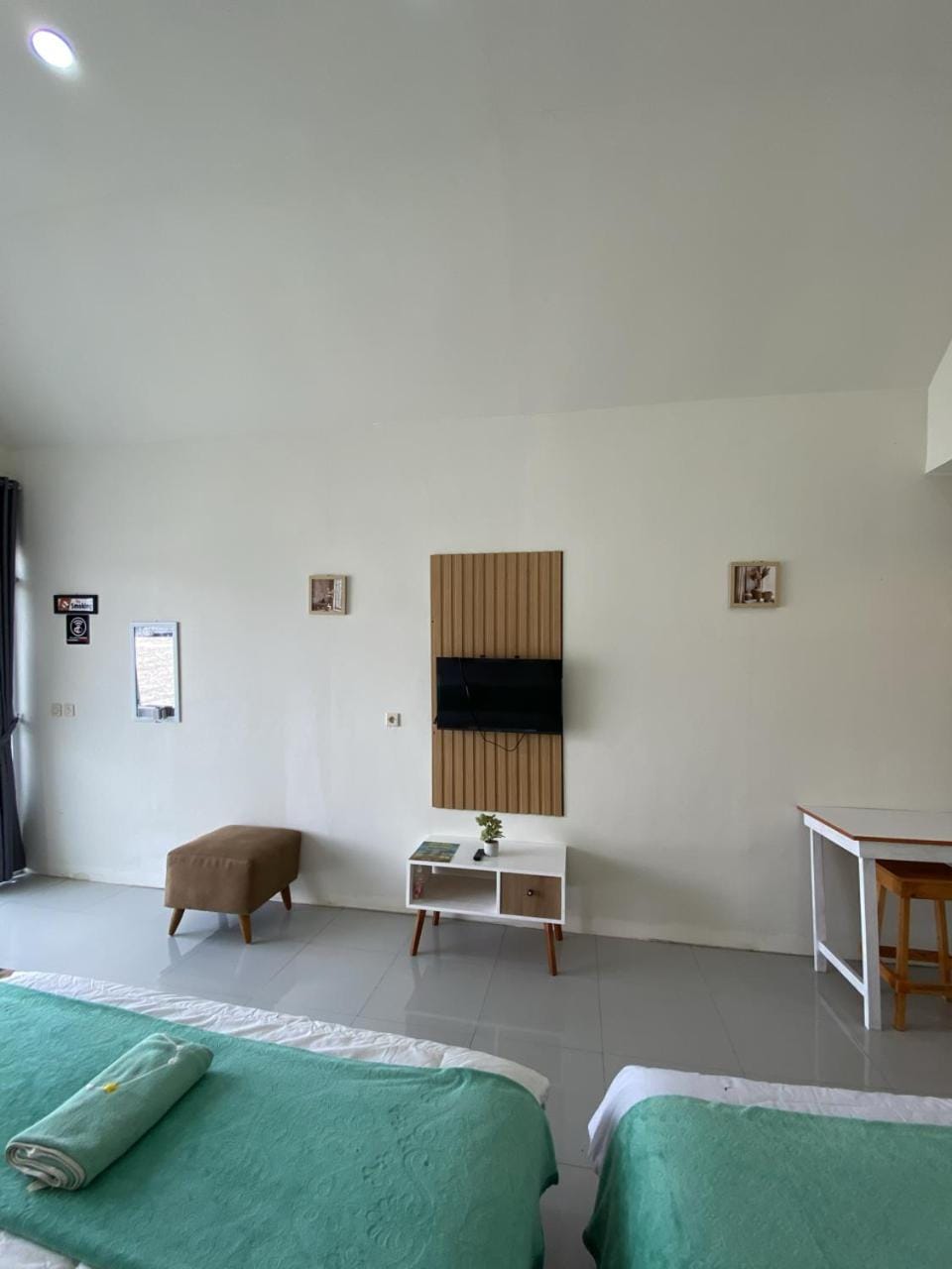 Bed, TV and multimedia, Seating area, Bedroom