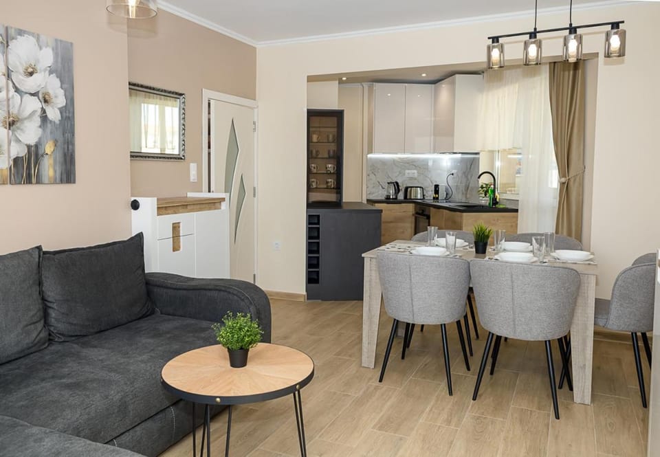 Coffee/tea facilities, Kitchen or kitchenette, Living room, Seating area, Dining area