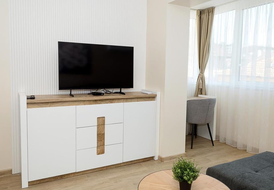 TV and multimedia, Kitchen or kitchenette, Living room, Seating area