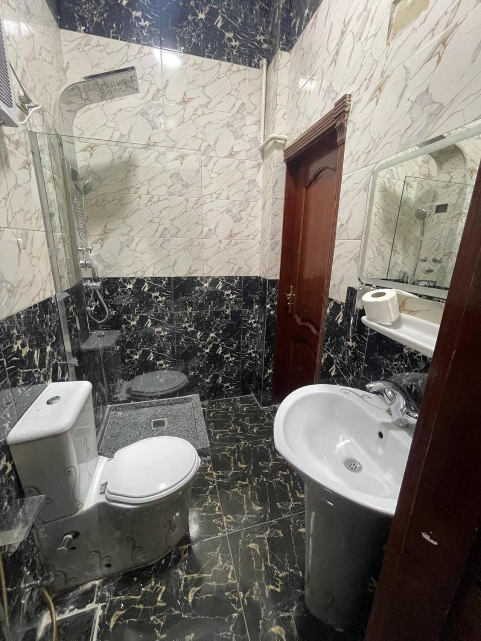 Shower, Toilet, Bathroom, bidet, towels