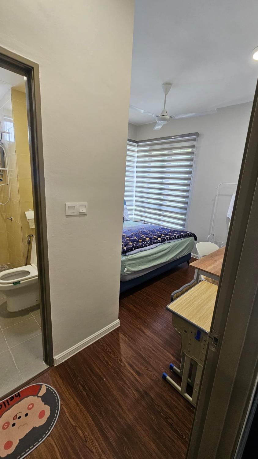Toilet, Bed, Bathroom, Photo of the whole room, Bedroom