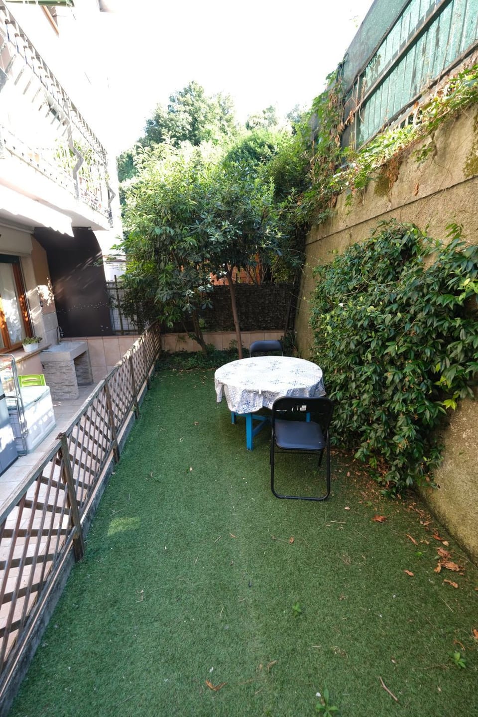 Patio, Day, Dining area