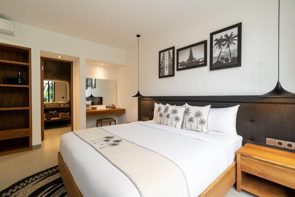 Bed, Seating area, Bedroom, air conditioner