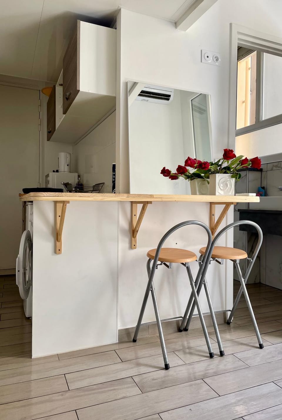 Kitchen or kitchenette, Dining area