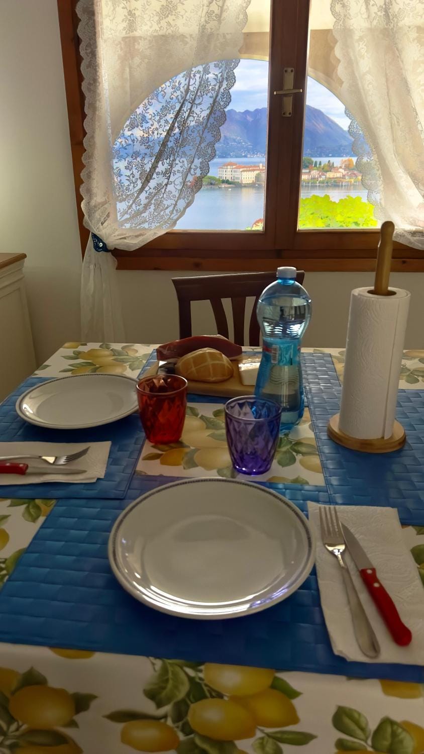 View (from property/room), Living room, Lake view, Landmark view, Mountain view