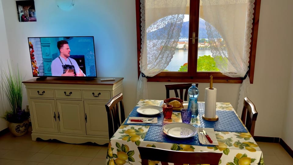 View (from property/room), Living room, Lake view, Landmark view, Mountain view, Lunch