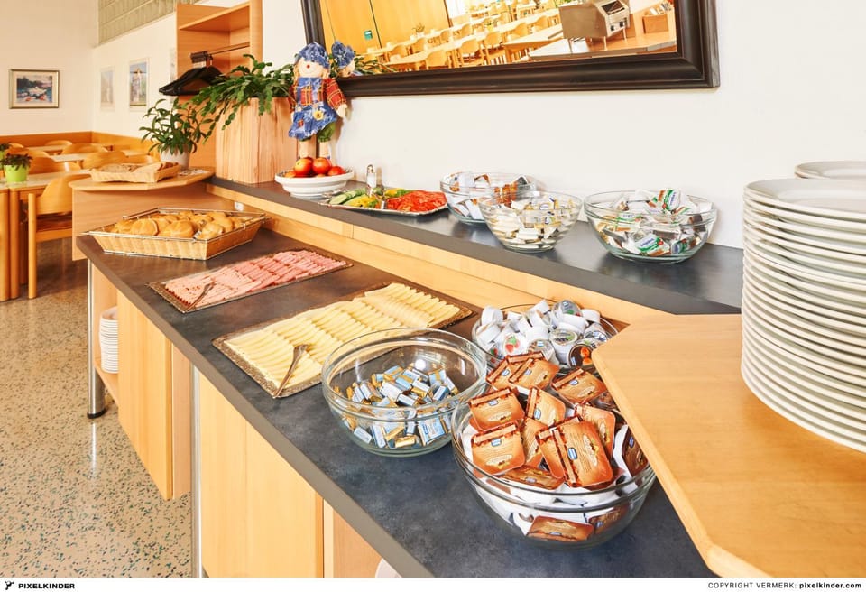 Continental breakfast, Buffet breakfast