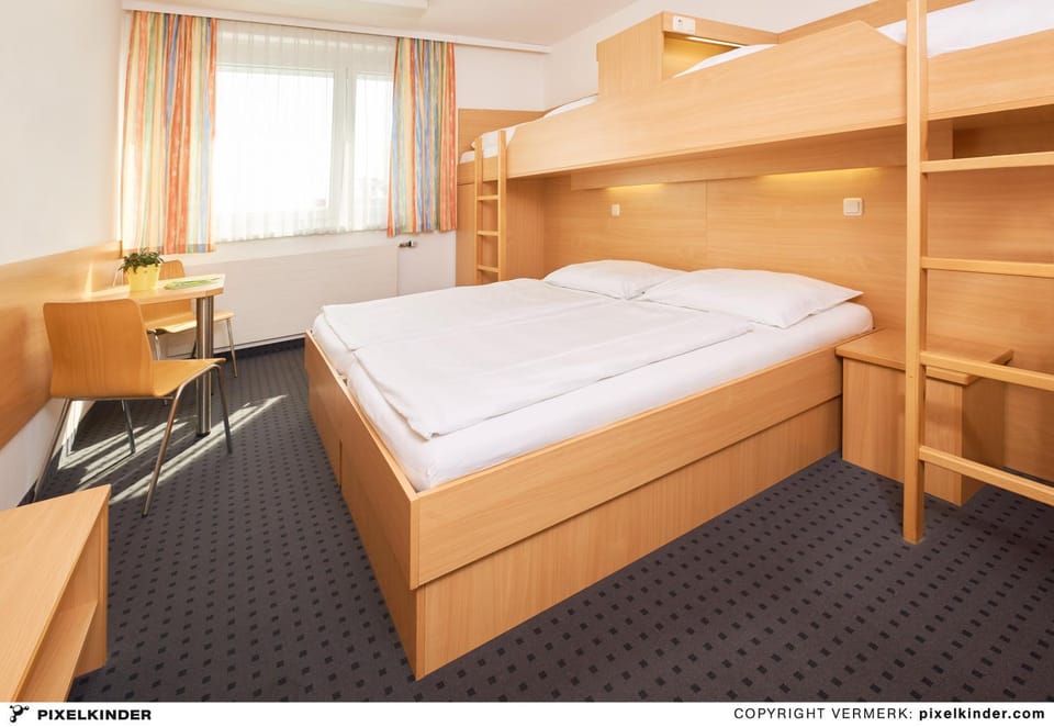 Bed, Photo of the whole room, bunk bed, Family